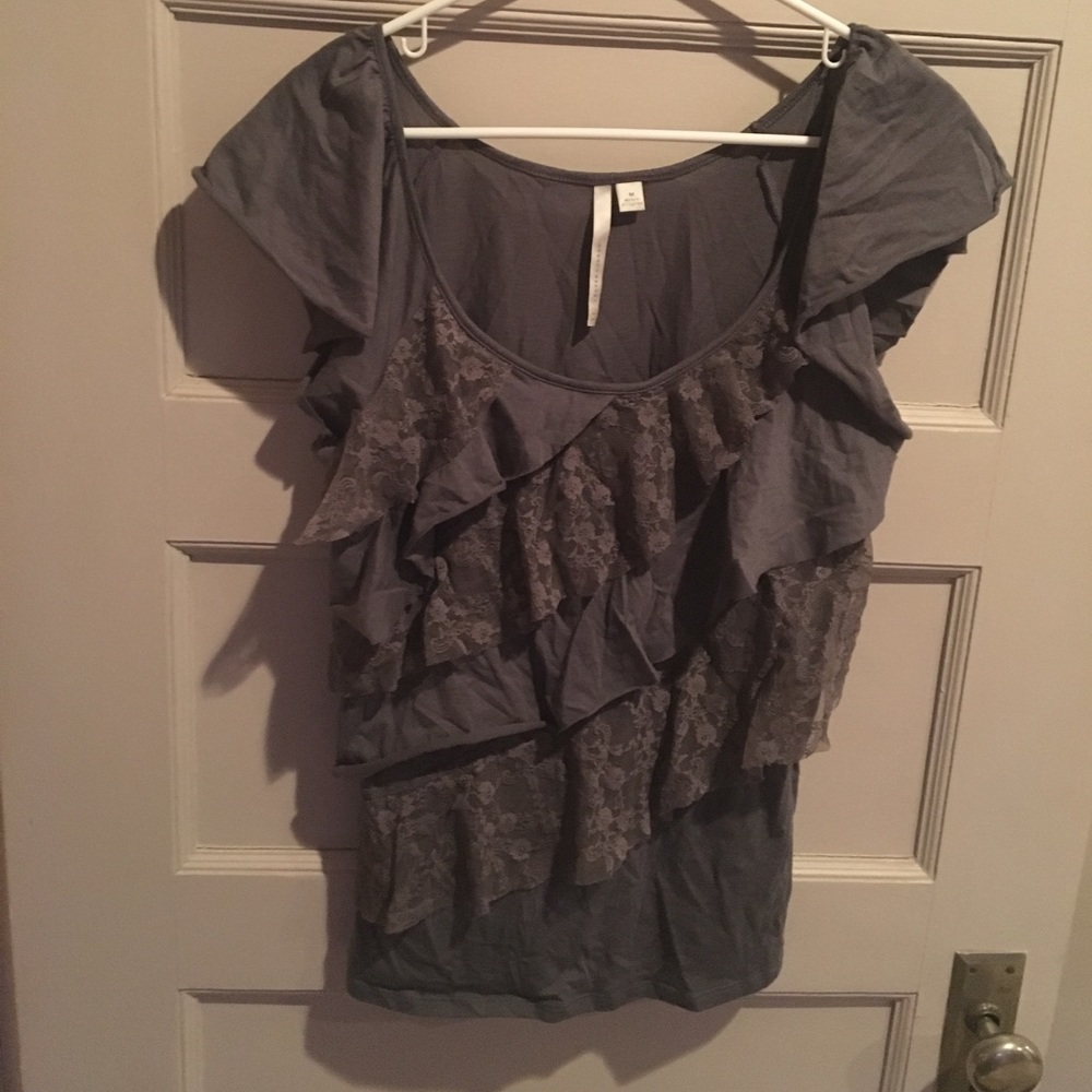*SOLD* 3 for $10! Gray ruffled top